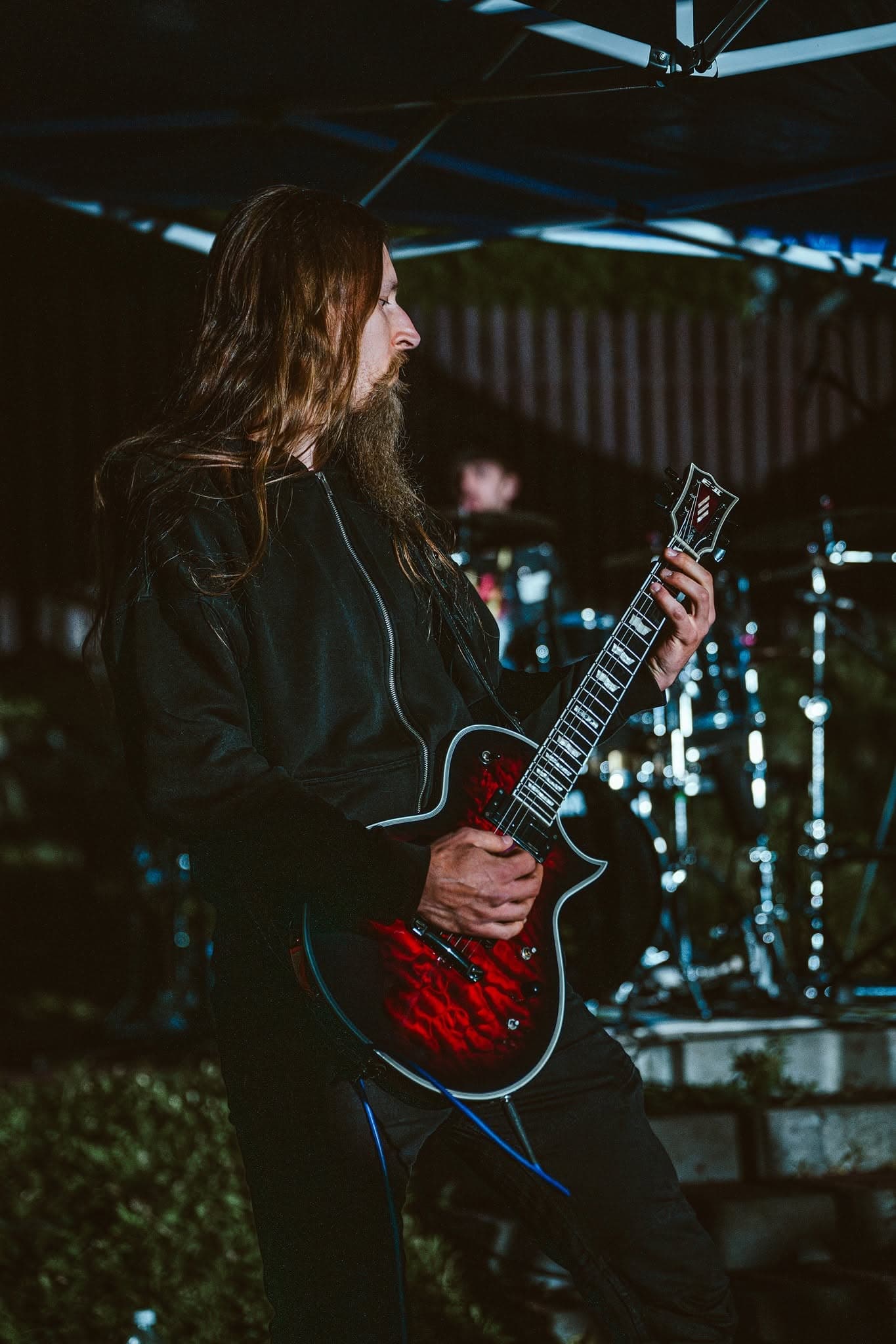 Gitarzysta podczas koncertu na festiwalu