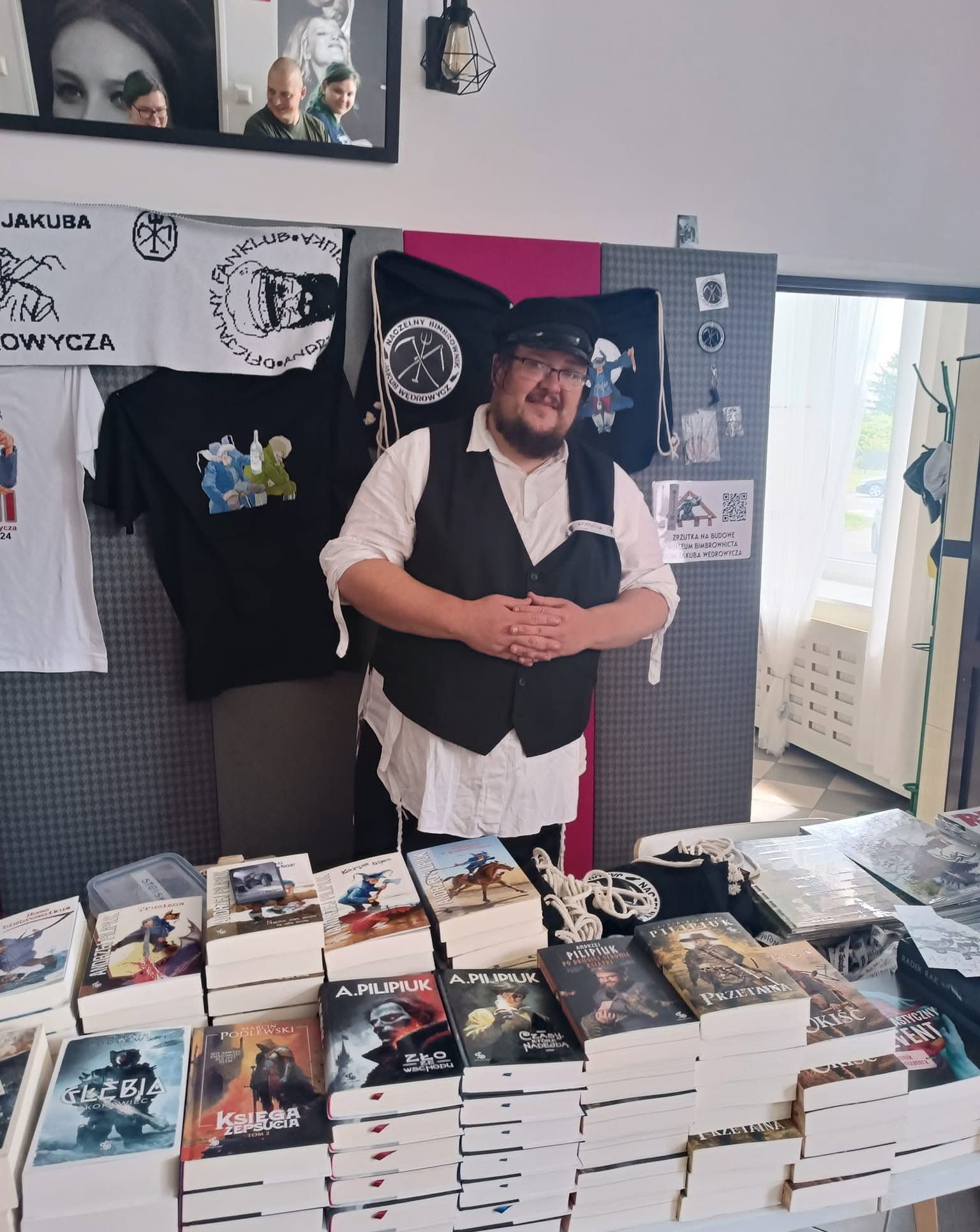 Stoisko z książkami i festiwalowymi pamiątkami